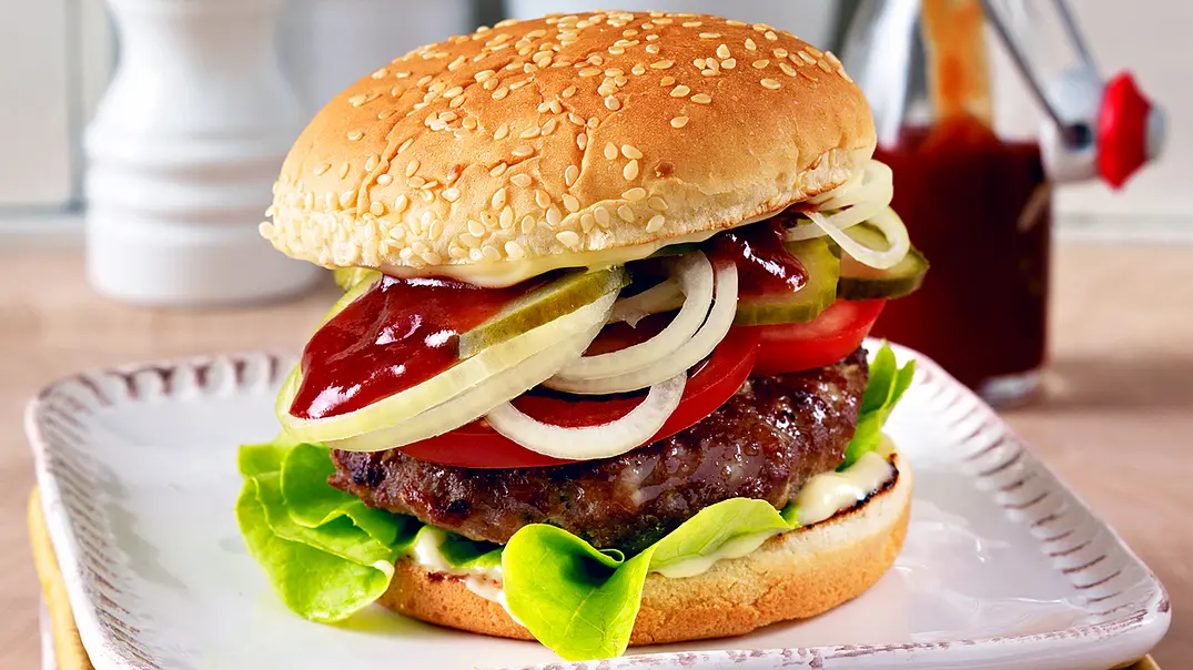 Classic-Burger Rezept - Foto: LECKER @ Bauer Media Group Classic-Burger Rezept - Foto: LECKER @ Bauer Media Group