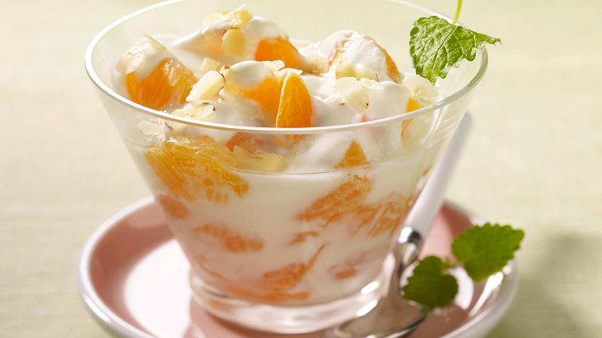 Clementinen-Joghurt mit Haselnussblättchen Rezept - Foto: House of Food / Bauer Food Experts KG
