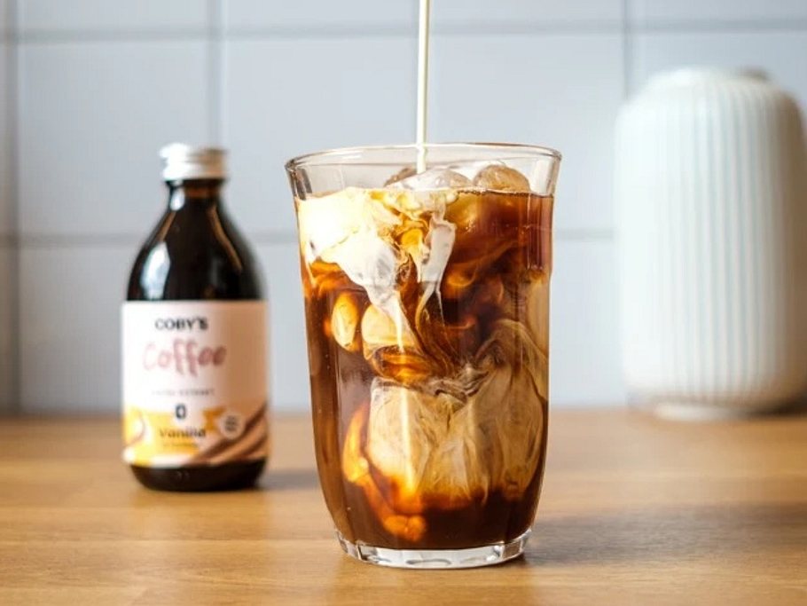 Iced Caramel Latte in Sekunden mit Coby's Kaffeekonzentrat.