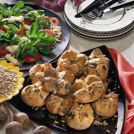 Cocktailbrötchen mit Tomaten-Käsesalat Rezept