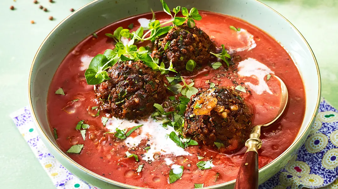 Coco-Jambo-Tomatensuppe mit Linsenbällchen Rezept - Foto: LECKER @ Bauer Media Group