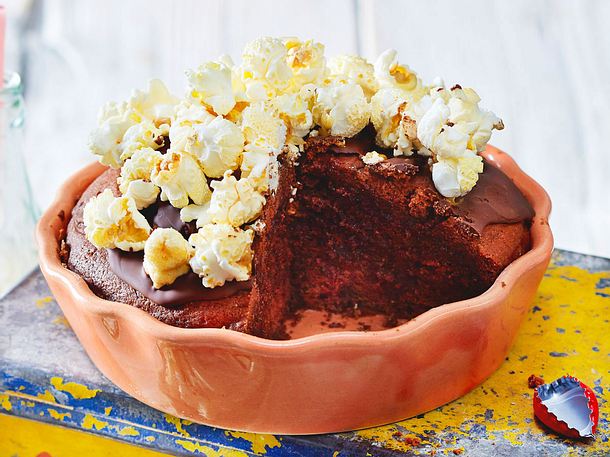 Cola-Schokokuchen mit Popcorn Rezept Cola-Schokokuchen mit Popcorn Rezept