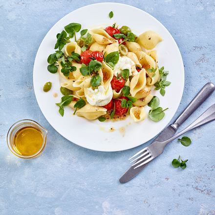 Conchiglie mit Kirschtomaten und Büffelmozzarella Rezept Conchiglie mit Kirschtomaten und Büffelmozzarella Rezept