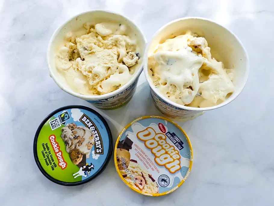 Cookie-Dough-Eis von Ben & Jerry's (links) als Top-Shot-Aufnahme neben dem Eis-Doppelgänger von MUCCI Funky American.