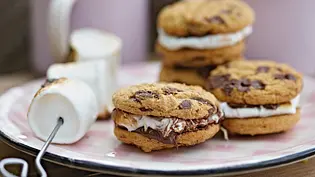 Cookie-Sandwich mit Marshmallow Rezept - Foto: LECKER @ Bauer Media Group Cookie-Sandwich mit Marshmallow Rezept - Foto: LECKER @ Bauer Media Group