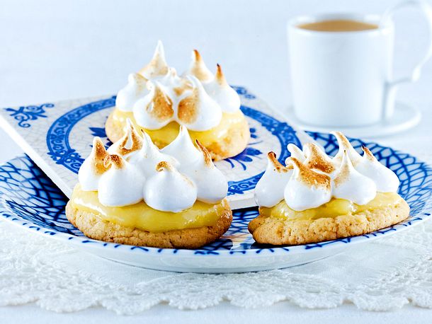 Cookie-Törtchen mit Baiser Rezept Cookie-Törtchen mit Baiser Rezept