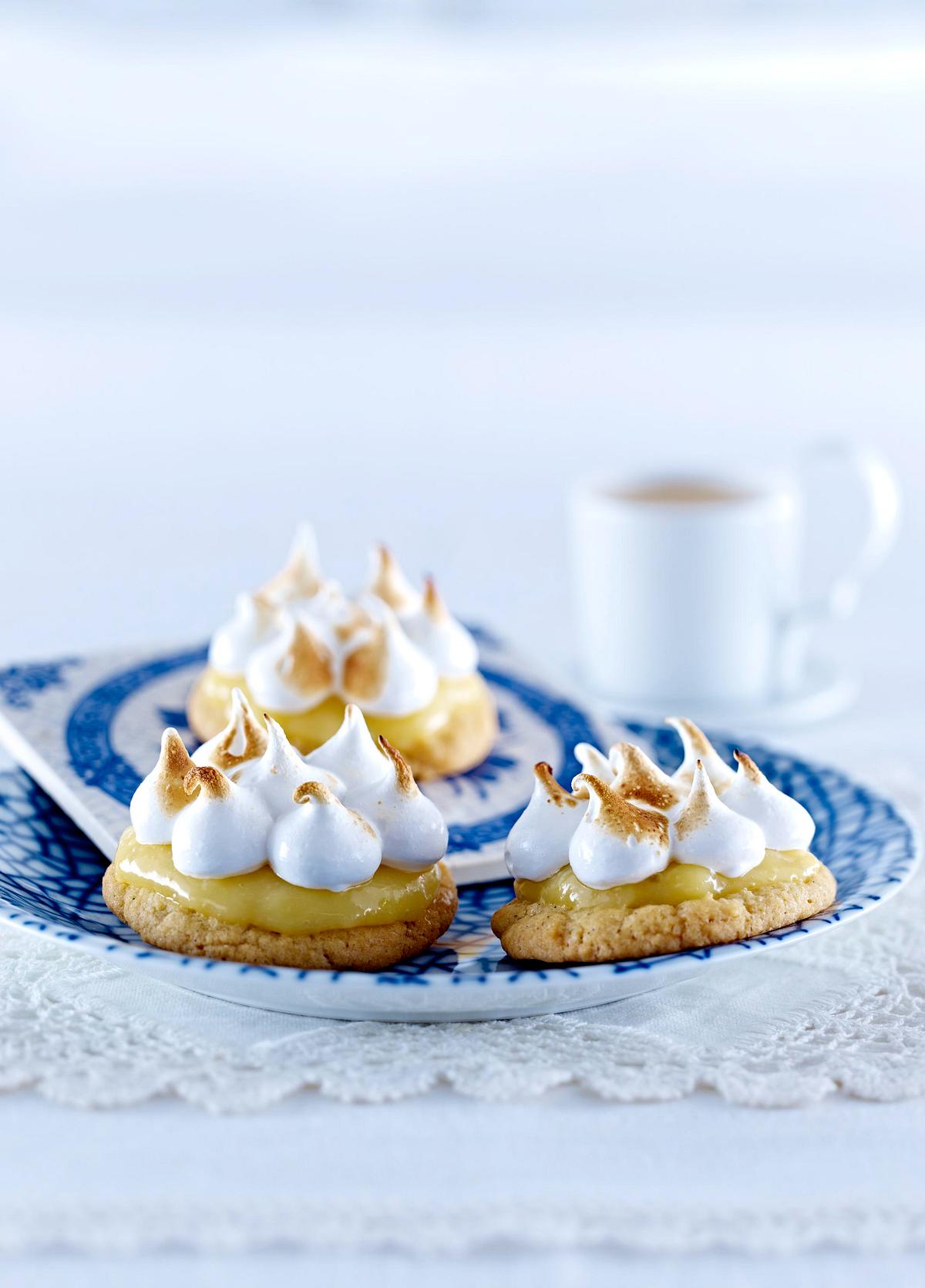 Cookie-Törtchen mit Baiser Rezept