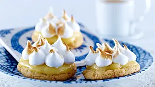 Cookie-Törtchen mit Baiser Rezept - Foto: LECKER @ Bauer Media Group Cookie-Törtchen mit Baiser Rezept - Foto: LECKER @ Bauer Media Group