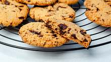 Viele Cookies mit Schokostückchen liegen auf einem Abkühlgitter. - Foto: ShowHeroes für LECKER @ Bauer Media Group