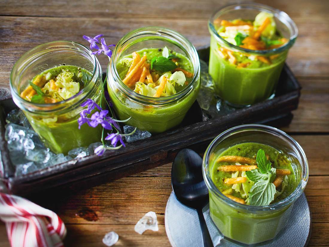 Cooles Gurkensüppchen mit Minze Rezept | LECKER