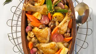 Coq au vin im Römertopf Rezept - Foto: LECKER @ Bauer Media Group Coq au vin im Römertopf Rezept - Foto: LECKER @ Bauer Media Group