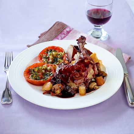 Coq au vin mit provencalischen Tomaten Rezept