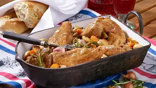 Coq au vin mit Rosewein Rezept - Foto: LECKER @ Bauer Media Group Coq au vin mit Rosewein Rezept - Foto: LECKER @ Bauer Media Group