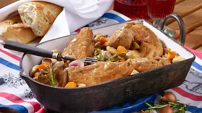Coq au vin mit Rosewein Rezept - Foto: LECKER @ Bauer Media Group
