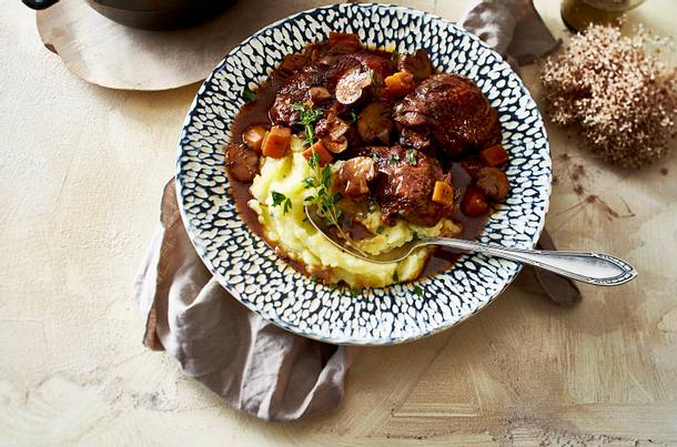 Coq au Vin mit Süßkartoffel und Salbeikartoffelstampf Rezept