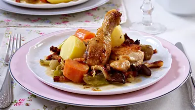 Coq au Vin mit Weißwein Rezept - Foto: LECKER @ Bauer Media Group