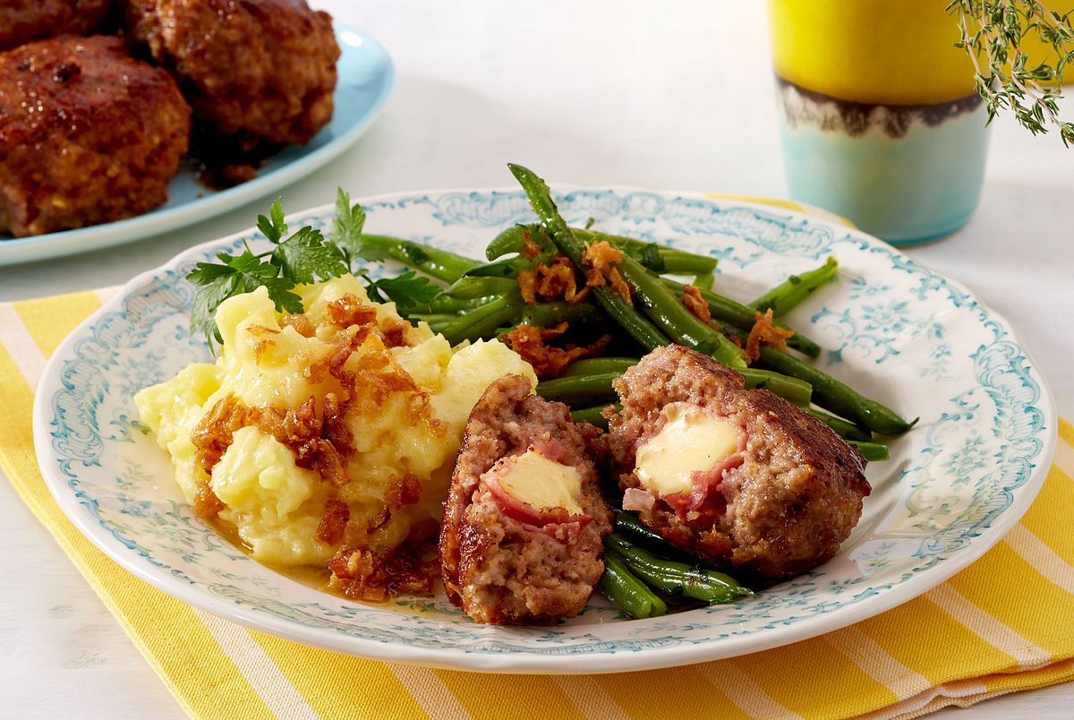 Cordon-bleu-Buletten mit grünen Bohnen und Stampfkartoffeln Rezept