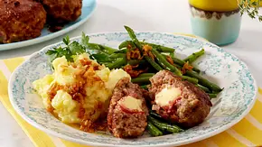 Cordon-bleu-Buletten mit grünen Bohnen und Stampfkartoffeln Rezept - Foto: LECKER @ Bauer Media Group Cordon-bleu-Buletten mit grünen Bohnen und Stampfkartoffeln Rezept - Foto: LECKER @ Bauer Media Group