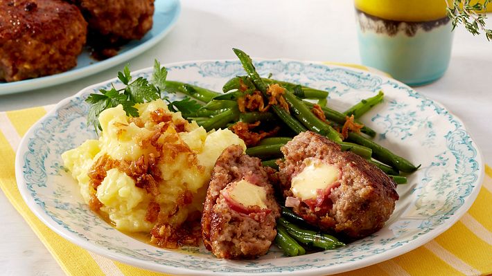 Cordon-bleu-Buletten mit grünen Bohnen und Stampfkartoffeln Rezept - Foto: House of Food / Bauer Food Experts KG