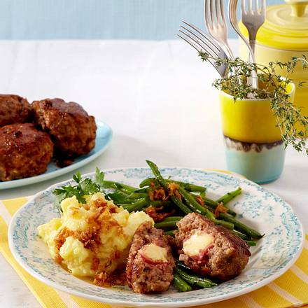 Cordon-bleu-Frikadellen mit grünen Bohnen und Stampfkartoffeln Rezept Cordon-bleu-Frikadellen mit grünen Bohnen und Stampfkartoffeln Rezept