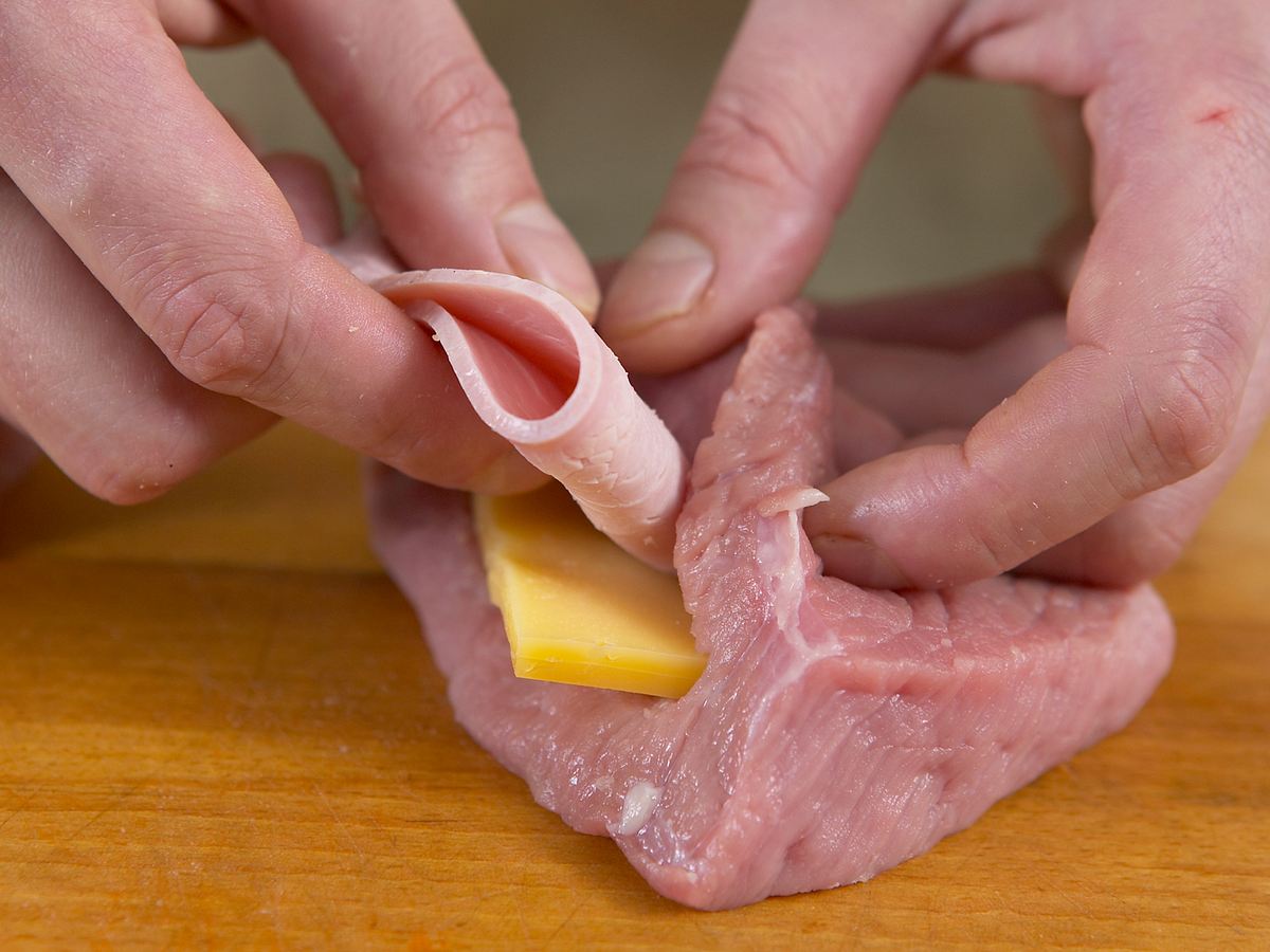 Cordon bleu: Schnitzel mit Käse und Schinken füllen