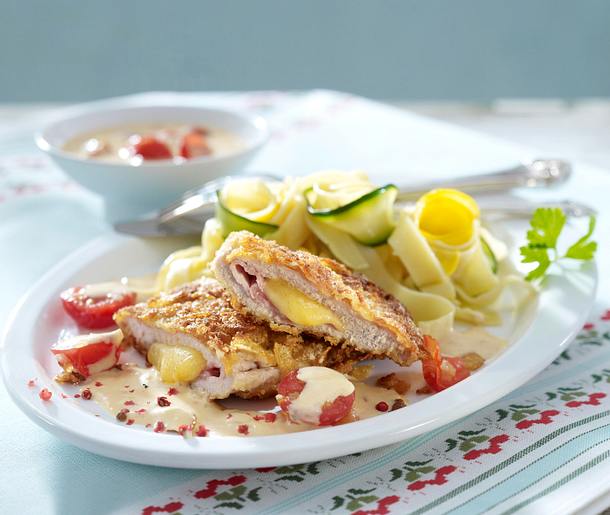 Cordon bleu mit Cornflakeskruste zu Zucchini-Nudeln und Tomatensoße Rezept
