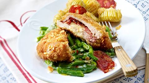 Cordon bleu mit Fächerkartoffeln und gestovten Bohnen Rezept - Foto: House of Food / Bauer Food Experts KG