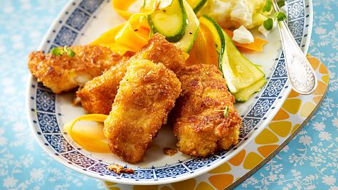 Cornflakes-Fisch­stäbchen mit Püree Rezept - Foto: House of Food / Bauer Food Experts KG