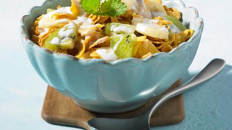 Cornflakes-Müsli mit Kiwi, Banane und Kefir (Diät) Rezept - Foto: House of Food / Bauer Food Experts KG