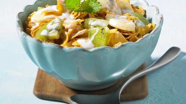 Cornflakes-Müsli mit Kiwi, Banane und Kefir (Diät) Rezept - Foto: House of Food / Bauer Food Experts KG