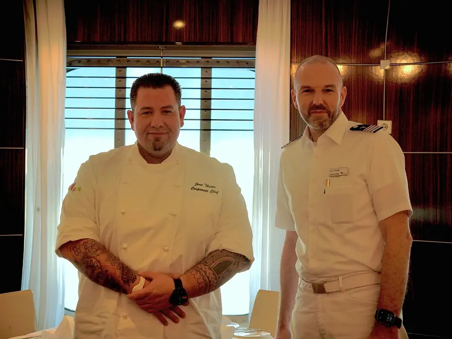 Corporate Chef Jens Thater und General Manager Lars Rieker von der AIDAnova