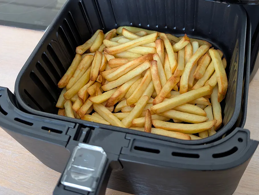 Pommes aus der Cosori 5,5L XXL Heißluftfritteuse Eine große Portion Pommes in der Cosori 5,5L XXL Heißluftfritteuse