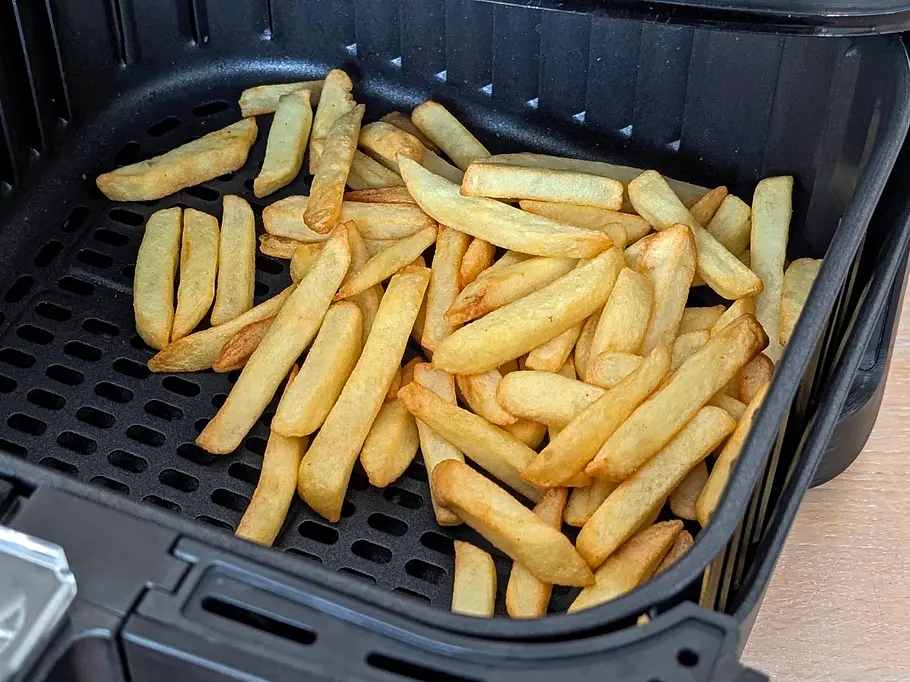 Eine kleine Portion Pommes aus der Cosori 5,5L XXL Heißluftfritteuse Eine kleine Portion Pommes aus der Cosori 5,5L XXL Heißluftfritteuse