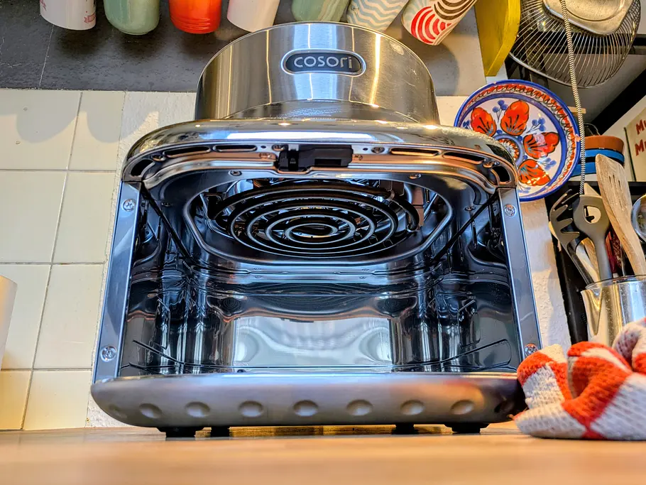 Der Cosori Iconic Edelstahl-Airfryer von Innen mit der Heizspirale sichtbar.