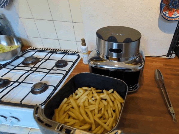 Der Cosori Iconic Single Airfryer Shake Reminder erinnert daran, die Pommes zu schütteln.
