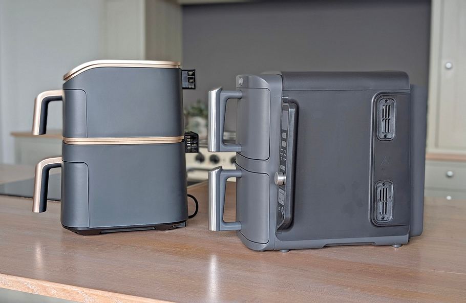 Der Cosori Turbo Tower Pro Smart und der Ninja Double Stack XL stehen nebeneinander auf einer Arbeitsfläche und sind jeweils von der Seite zu sehen. Der Double Stack ist deutlich länger als der Turbo Tower.