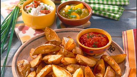 Country-Potatoes vom Blech mit dreierlei Dip Rezept - Foto: Scarlini