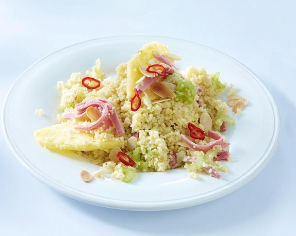 Couscous (aus eins mach drei) mit Ananas, Kochschinken, Staudensellerie und Mandelblättchen Rezept Couscous (aus eins mach drei) mit Ananas, Kochschinken, Staudensellerie und Mandelblättchen Rezept