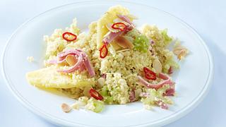 Couscous (aus eins mach drei) mit Ananas, Kochschinken, Staudensellerie und Mandelblättchen Rezept - Foto: House of Food / Bauer Food Experts KG