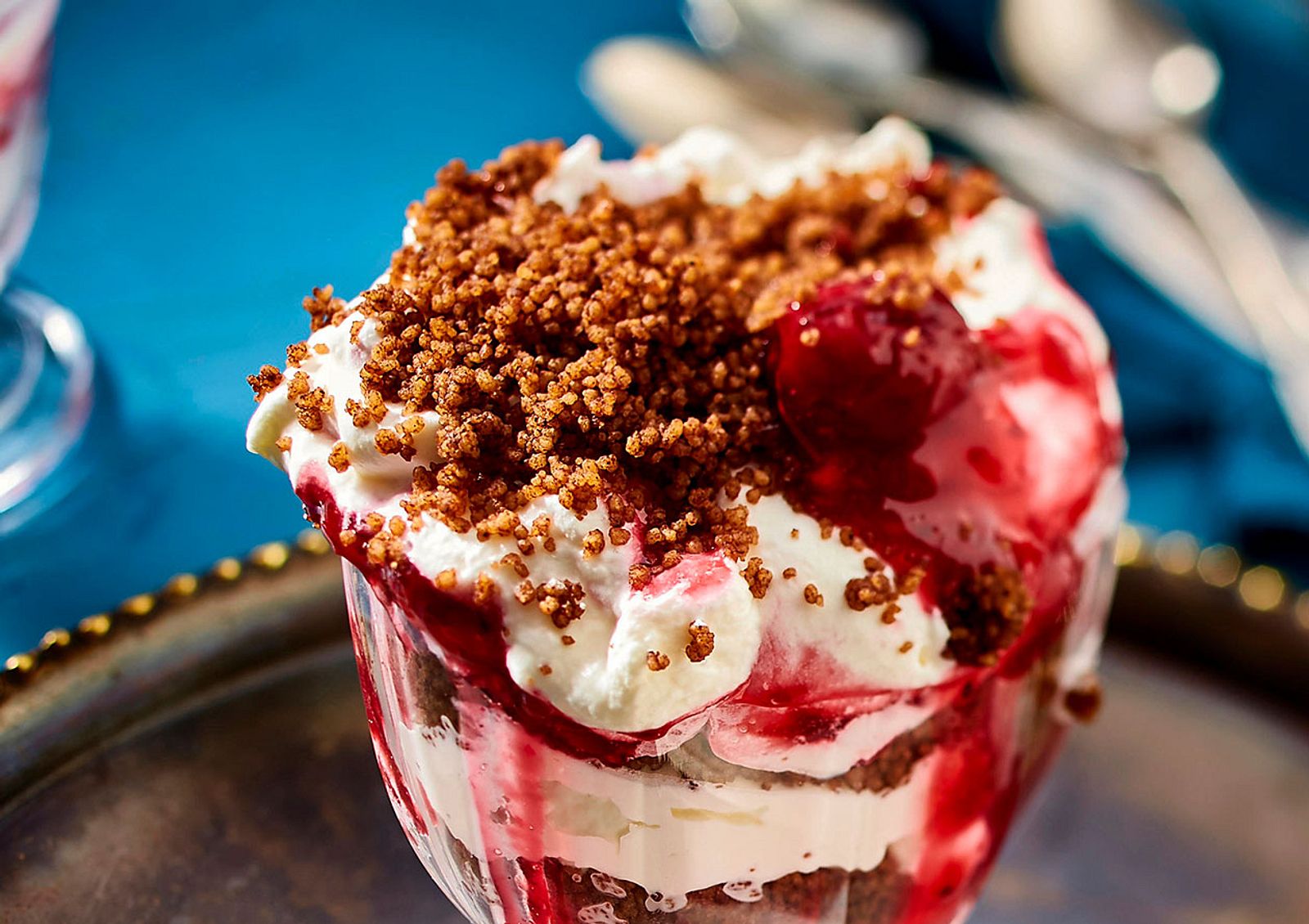 Couscous-Coffee-Trifle mit roter Grütze Rezept | LECKER