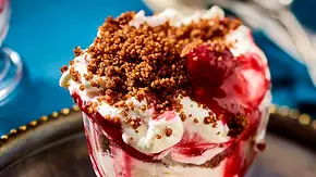 Couscous-Coffee-Trifle mit roter Grütze Rezept - Foto: LECKER @ Bauer Media Group Couscous-Coffee-Trifle mit roter Grütze Rezept - Foto: LECKER @ Bauer Media Group