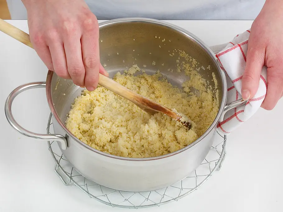 Couscous einrühren