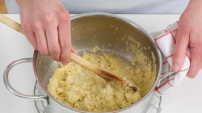 Couscous einrühren - Foto: LECKER @ Bauer Media Group