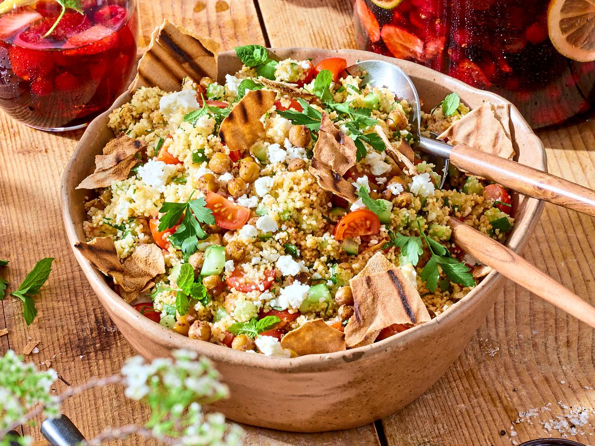 Couscous-Feta-Salat mit gegrillten Fladenbrot-Chips Rezept