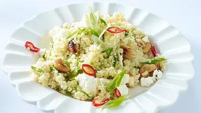 Couscous mit Schafskäse, Lauchzwiebeln, Peperoni und Cashewkernen Rezept - Foto: LECKER @ Bauer Media Group
