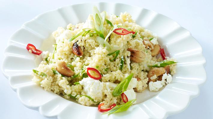 Couscous mit Schafskäse, Lauchzwiebeln, Peperoni und Cashewkernen Rezept - Foto: House of Food / Bauer Food Experts KG