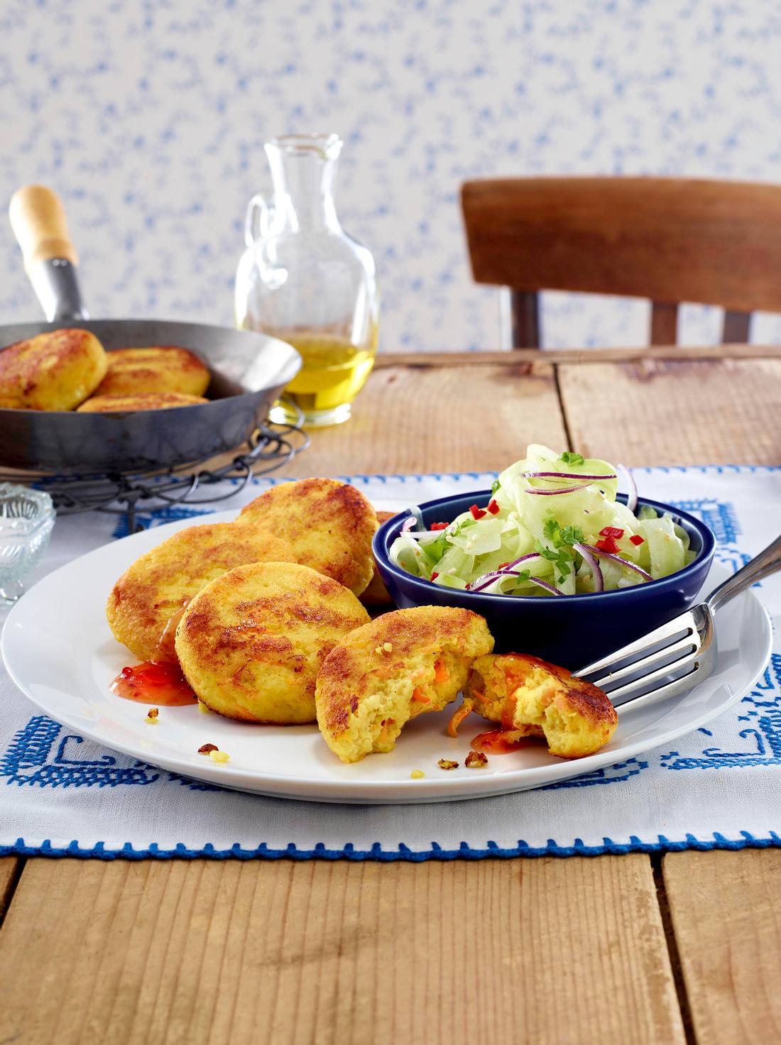 Couscous-Möhren-Frikadellen mit asiatischem Gurkensalat Rezept | LECKER