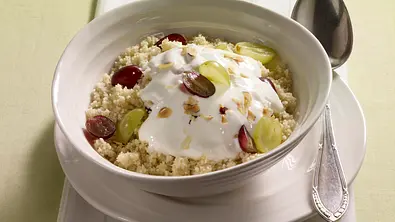 Couscous-Müsli mit Weintrauben, Joghurt und Haselnussblättchen Rezept - Foto: LECKER @ Bauer Media Group