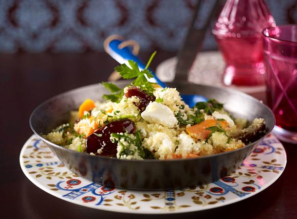 Couscous-Pfanne mit Datteln, Schafskäse, Möhren und Spinat Rezept Couscous-Pfanne mit Datteln, Schafskäse, Möhren und Spinat Rezept