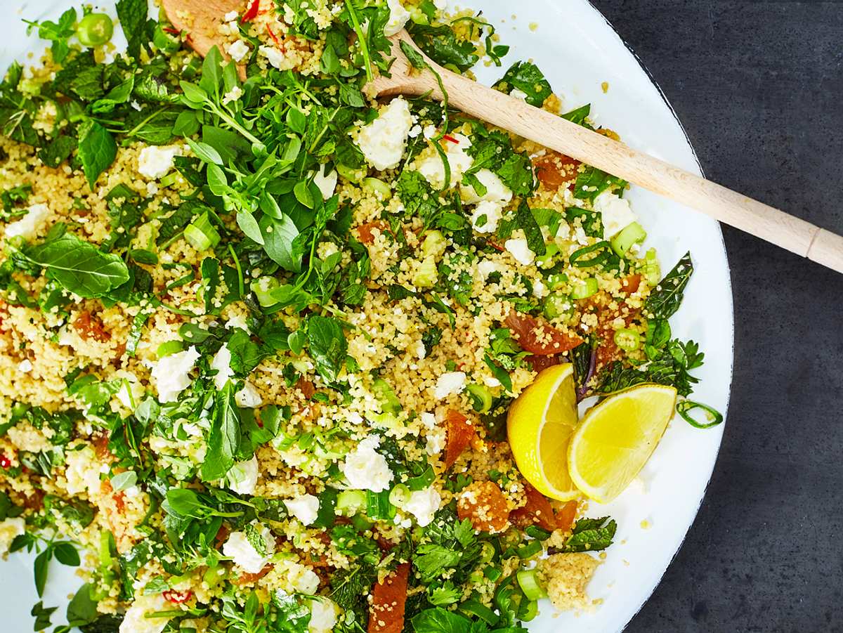 Couscous-Salat mit Feta und getrockneten Aprikosen in einem Teller servier